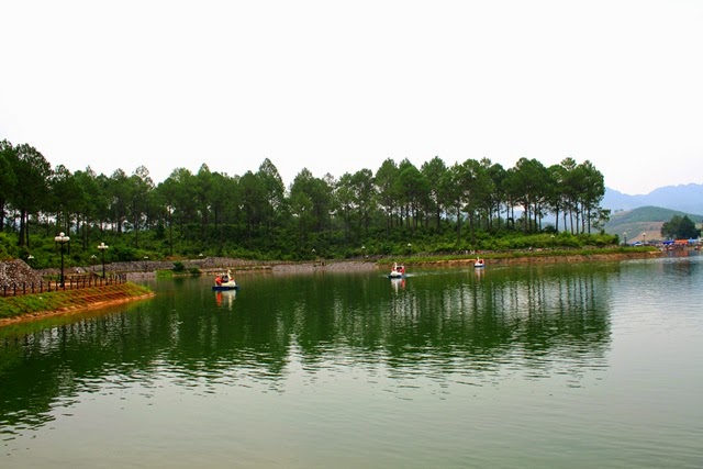 Hồ rừng thông bản Áng.